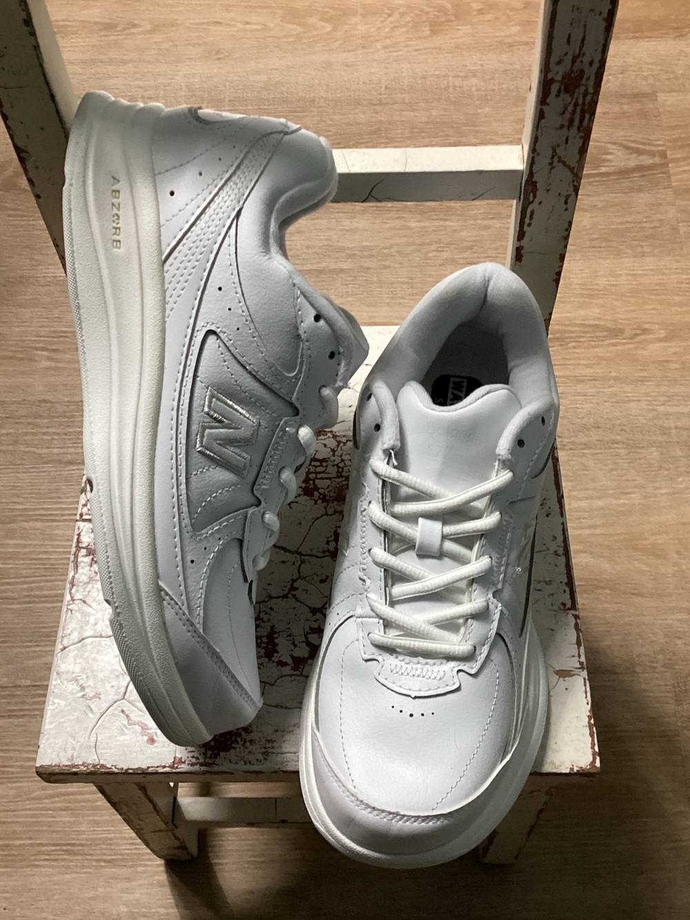 New Balance White Leather Retro Runner Sneakers (Model WW577) Women’s Size 7.5